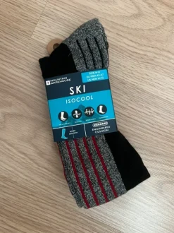 2 pairs of ski socks