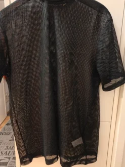 A T- tiimin musta verkkopaita