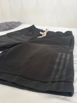 Adidaksen mustat shortsit