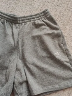 Adidaksen shortsit