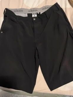 Adidaksen tekniset shortsit