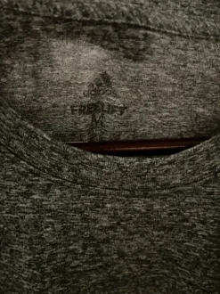 Adidaksen treenipaita harmaa