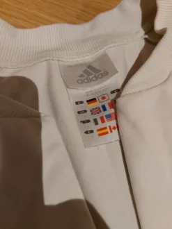 Adidaksen Vintage-paita