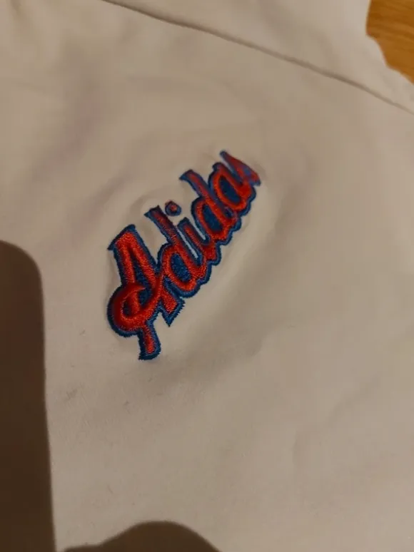 Adidaksen Vintage-paita