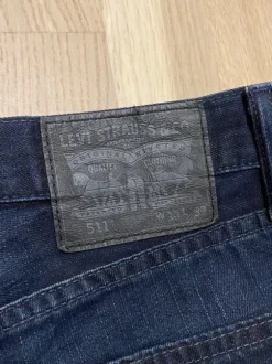 Ajattomat Levi’s farkut – tummansiniset klassikot