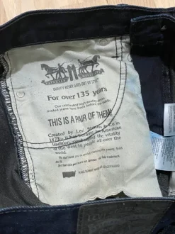 Ajattomat Levi’s farkut – tummansiniset klassikot