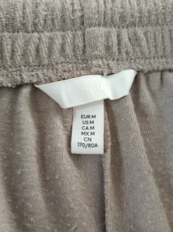 Beige shorts med fickor storlek M