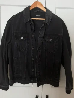 Bershka musta farkkutakki M