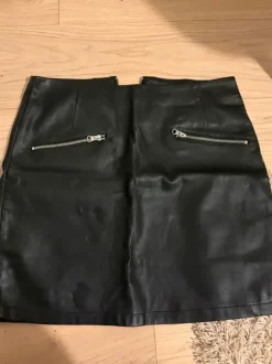 Bikbok musta nahkahame