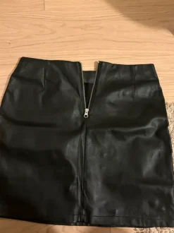 Bikbok musta nahkahame