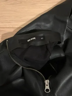 Bikbok musta nahkahame