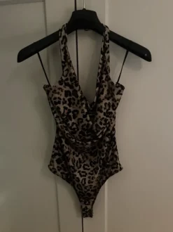 Body w panterkę z odkrytymi plecami