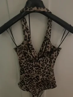 Body w panterkę z odkrytymi plecami