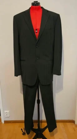 Buzo tummanharmaa raidallinen puku