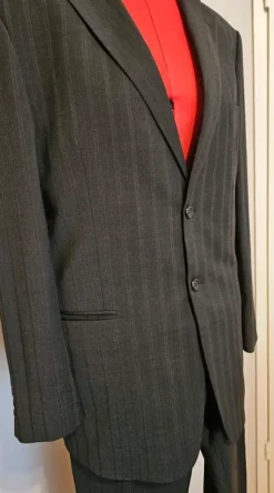 Buzo tummanharmaa raidallinen puku