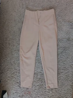 Chino -tyyliset housut