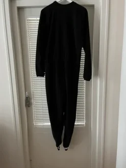 Crowsaver täysipitkä tummansininen fleecepuku.