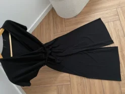 Czarny kombinezon z szerokimi nogawkami