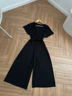 Czarny kombinezon z szerokimi nogawkami