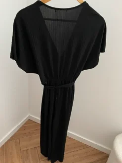 Czarny kombinezon z szerokimi nogawkami