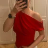 Czerwona bluzka na jedno ramię