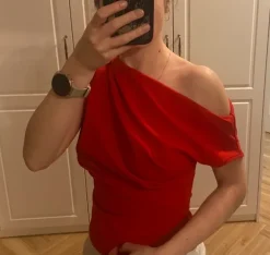 Czerwona bluzka na jedno ramię