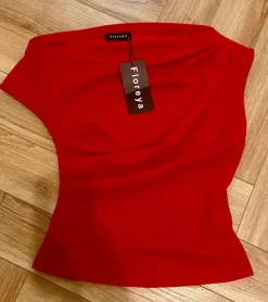 Czerwona bluzka na jedno ramię