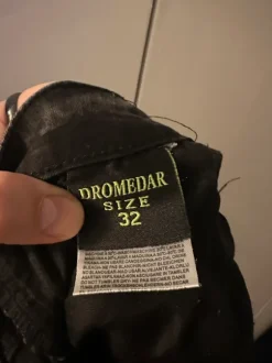 Dromedar - miesten mustat rockfarkut