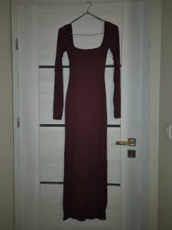 Długa bordowa sukienka na długi rękaw