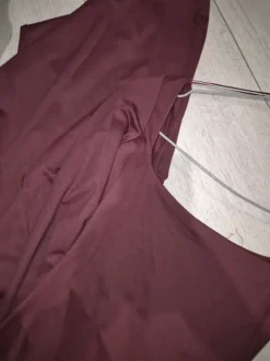 Długa bordowa sukienka na długi rękaw