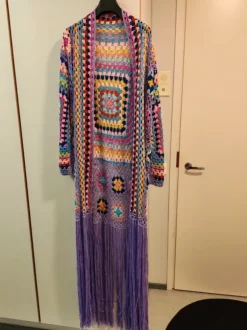 Extrapitkä takki hapsuilla