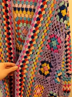 Extrapitkä takki hapsuilla