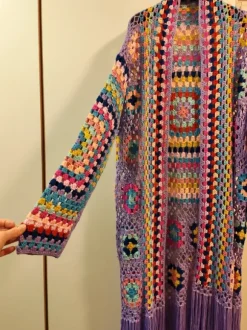 Extrapitkä takki hapsuilla