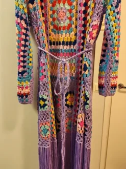 Extrapitkä takki hapsuilla