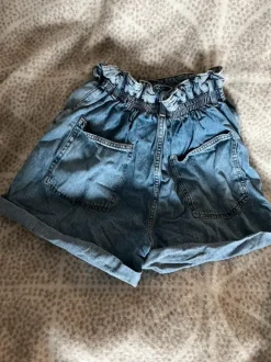 farkkushortsit joustavalla vyötäröllä