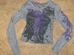 harmaa kuviollinen paita