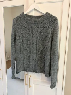 Harmaa palmikkoneule