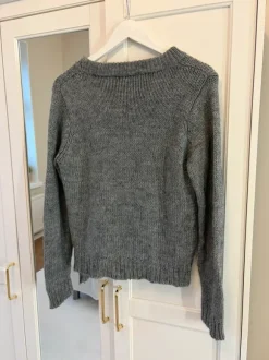 Harmaa palmikkoneule