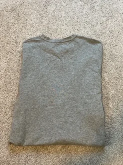 Harmaa pitkähihainen