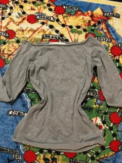 harmaa pitkähihainen