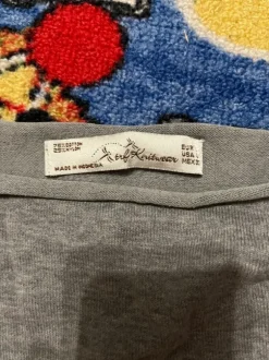 harmaa pitkähihainen