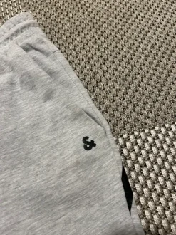 Harmaat college housut