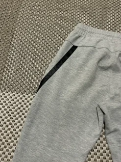 Harmaat college housut