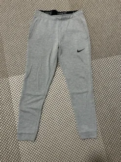 Harmaat collegehousut