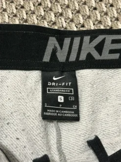 Harmaat collegehousut