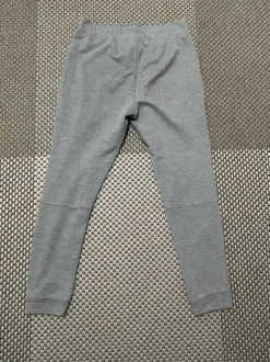 Harmaat collegehousut