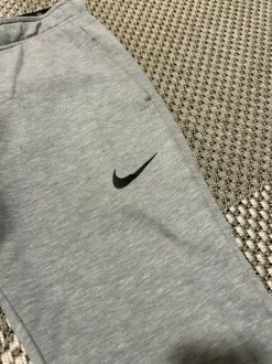 Harmaat collegehousut