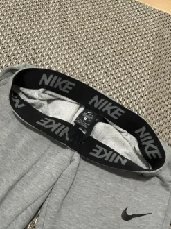 Harmaat collegehousut