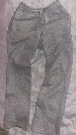 Harmaat collegehousut