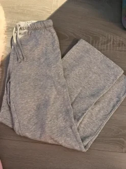 Harmaat collegehousut